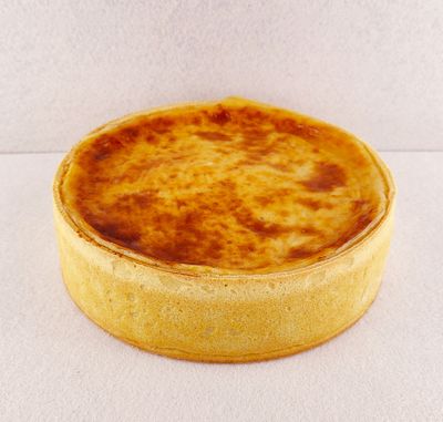 Tarta Ópera cuadrada para varias personas, fotografiada en ángulo de 45 grados, con cobertura de chocolate, cortes limpios donde se aprecian todas las capas y granos de café decorativos en la superficie.