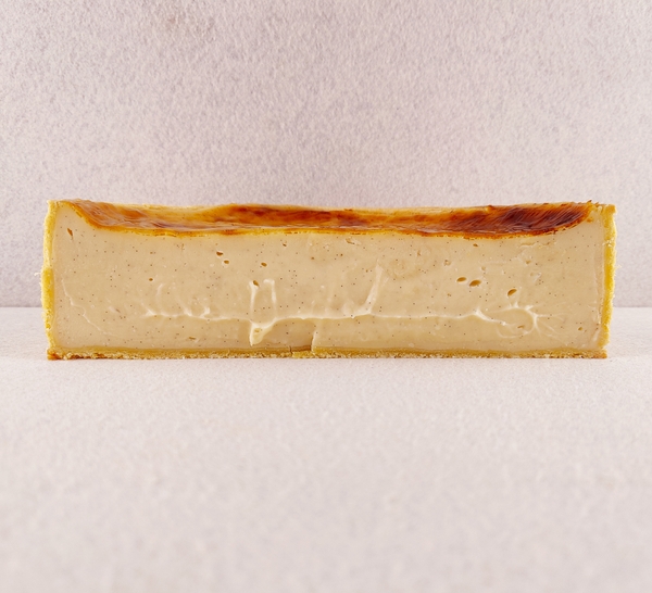 Primer plano de una Tarta Ópera cuadrada, resaltando la textura del glaseado chocolate, la suavidad de la crema de café, la cremosidad de la ganaché de chocolate y la esponjosidad del bizcocho gioconda empapado en café.